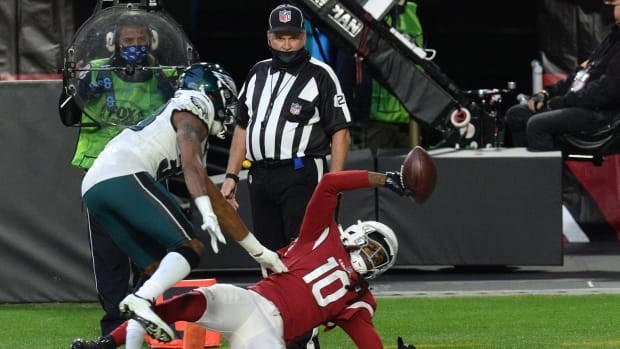 Arizona Cardinals wide receiver DeAndre Hopkins (10) makes a touchdown catch against Philadelphia Eagles defensive back Michael Jacquet (38) during the second half at State Farm Stadium.